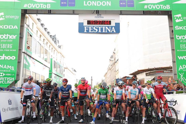 ロンドン中心部で開催された最終ステージ。各賞受賞選手が最前列に並ぶ