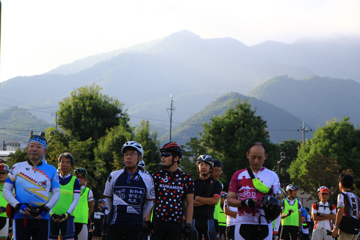 朝もやのなか御坂山地が霞んでいる