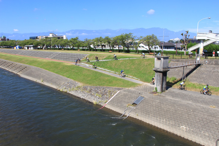 笛吹川の河川敷へと向かっていきます