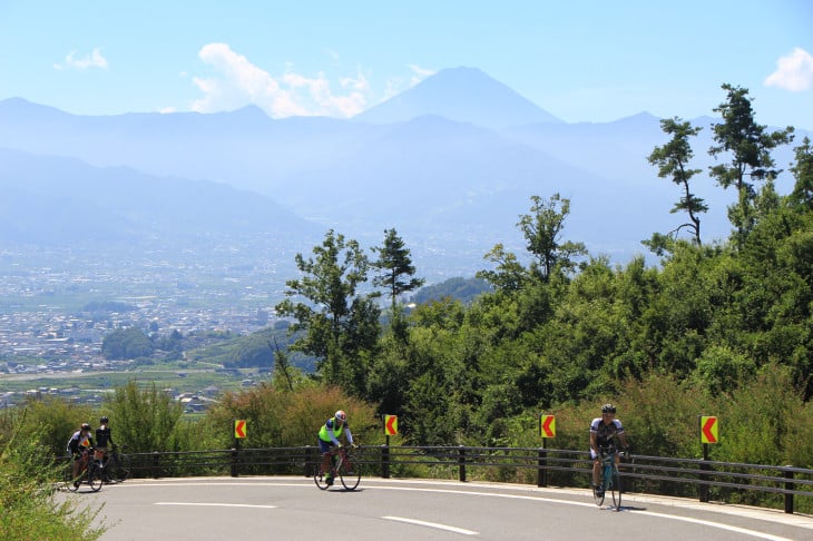 富士山を背負って野背坂峠を登っていく