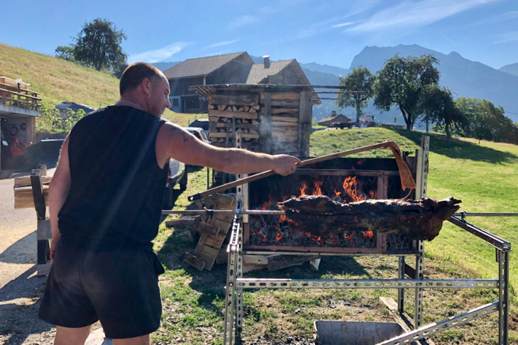 豪快にイノシシの丸焼きを焼くお父さん