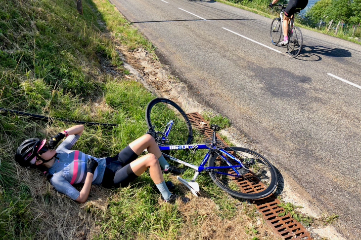 投げやりに寝転がりながら蜂蜜ジェルを補給中