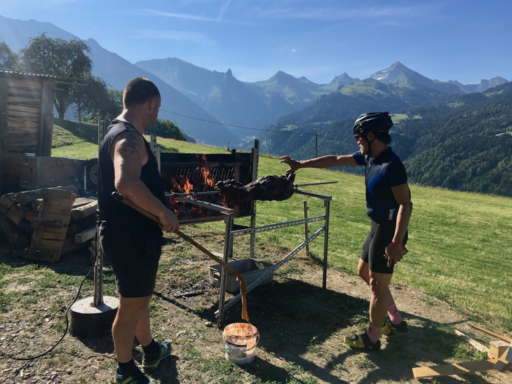 エタップ中なのを忘れ、肉の焼き方について話し込む