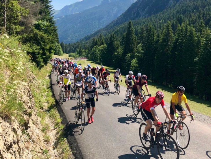 グリエールの坂。あまりのキツさに自転車を押して上る参加者も多かった