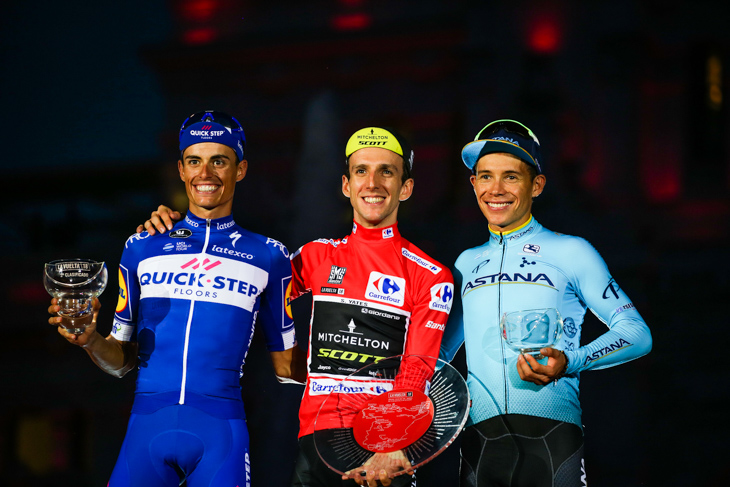 総合表彰台 2位エンリク・マス(スペイン、クイックステップフロアーズ)、1位サイモン・イェーツ(イギリス、ミッチェルトン・スコット)、3位ミゲルアンヘル・ロペス(コロンビア、アスタナ)