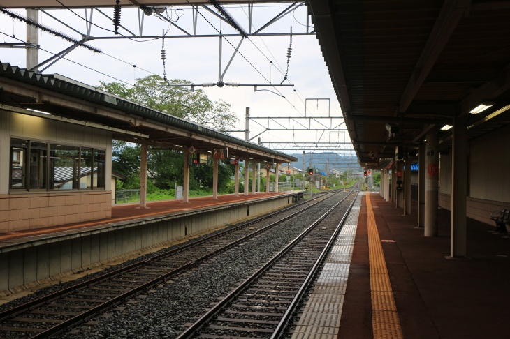 いかにも田舎な電車のホームに新幹線が停まります