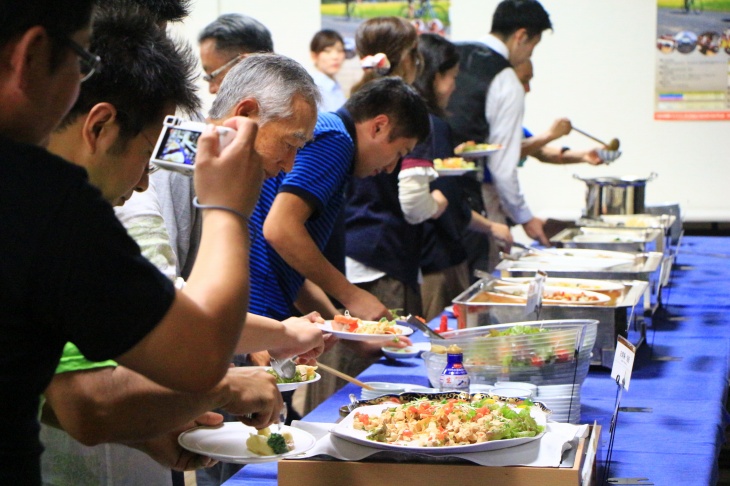 食事はビュッフェ形式となっており、好きなものを好きなだけ皿に取れる