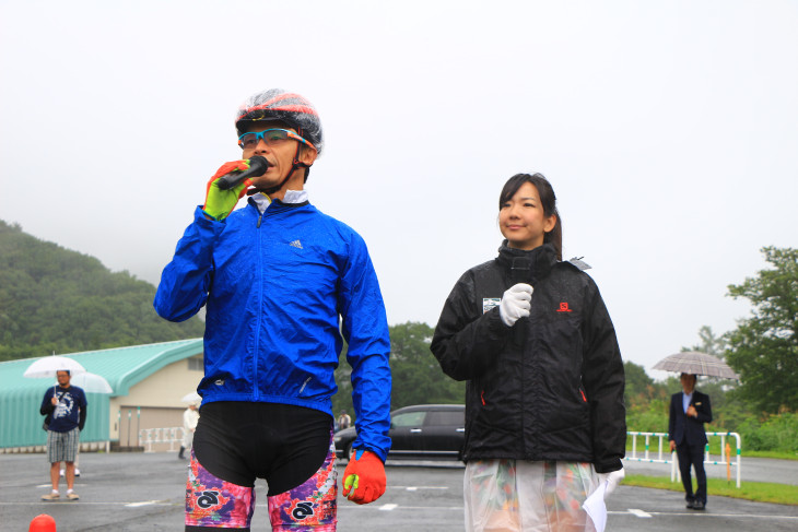 MCの白戸太朗さんと平野由香里さんが雨天走行上の注意を話す