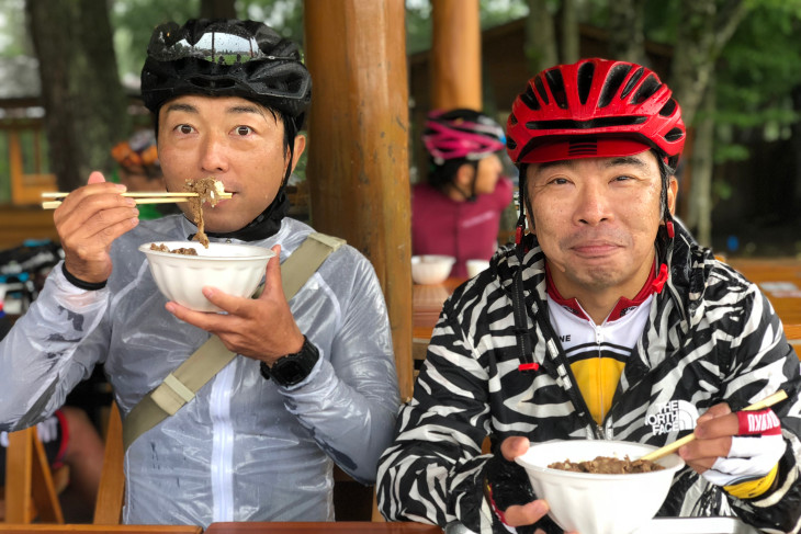 野島さんと伊藤さんも牛丼に舌鼓