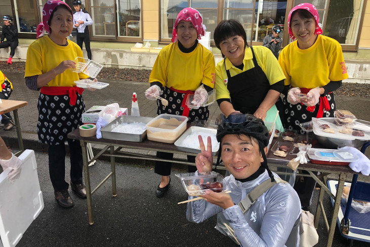 地元のおばあちゃんたちがお餅や野菜を用意してくれる