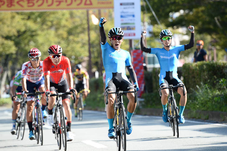 スプリント勝負を制した黒枝咲哉(シマノレーシング)プロ初優勝