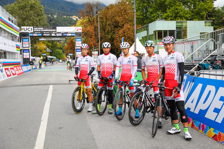 コースを試走した馬越裕之（榛生昇陽高校）、山本大喜（キナンサイクリング）、日野泰静（松山城南高校）、松田祥位（EQADS）、大前翔（慶應義塾大学）