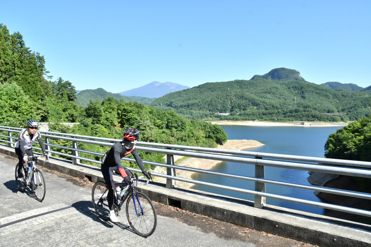 ダムの外周道路は適度なアップダウンを繰り返しながら開放的な景観を楽しめた