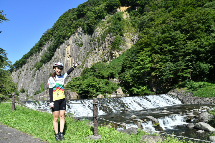 奇岩で有名な材木岩公園の第1エイド。切り立った山肌と清流が美しい