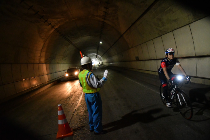 通過するトンネルは全て交通規制して、自転車のために片側一車線を開放