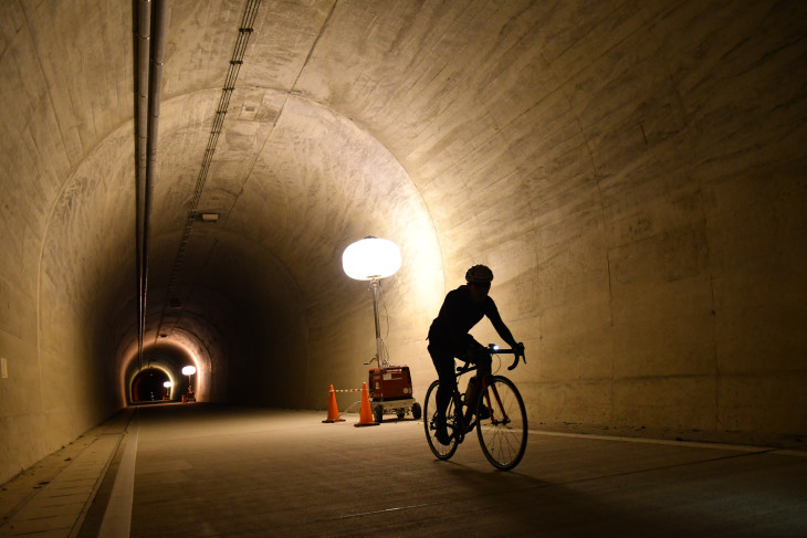 トンネル内に発電機を設置してトンネル内の安全も確保