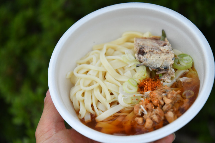 高畠町ではひっぱりうどんが提供された　ひきわり納豆とサバ缶をうどんと一緒に絡めて頂く