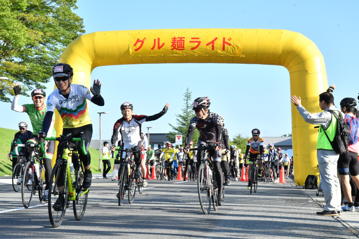 早朝7時、3分間隔30人のグループごとに109kmのライドがスタート