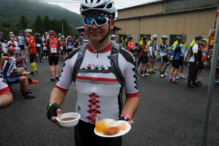 スタート地点から最も近いエイドステーション・川原自治会のグルメ。朝イチからこのボリューム！