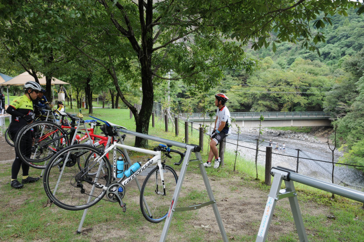 渓流からのそよ風と森のさわやかな空気が心地よい