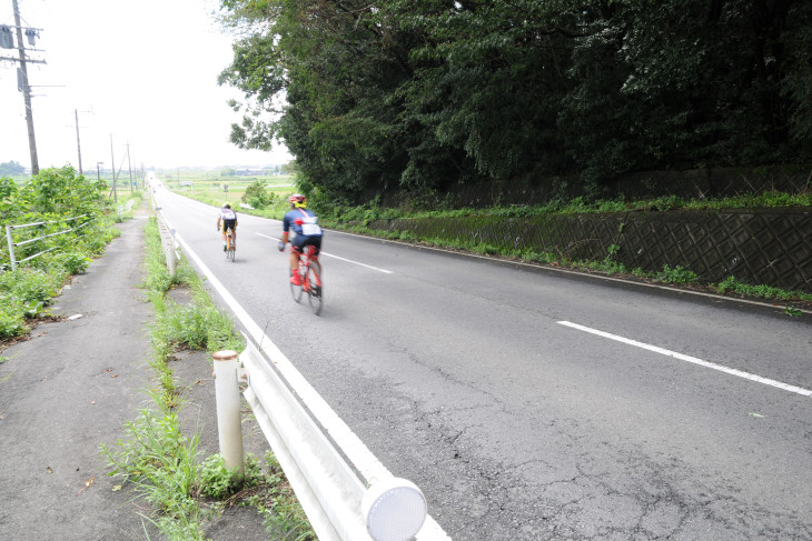 国道306号は見通しのよい下りだ