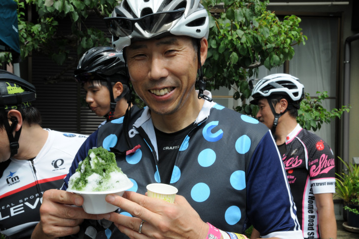 マル信緑香園で振る舞われた抹茶味のかき氷・石榑氷。大・中・小のサイズが選べた