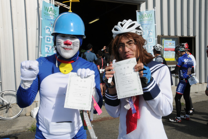 未来の世界の猫型ロボットとセーラー服女子(?)に仮装して走った出口憲明さんと松谷健太郎さん
