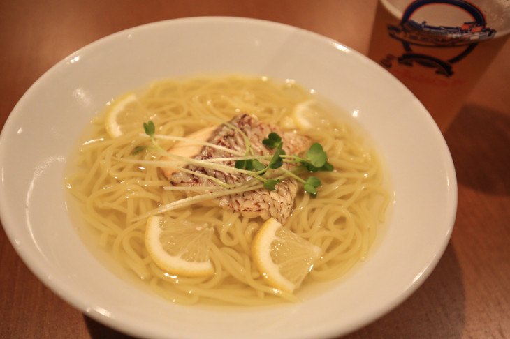 澄んだスープがきれいな鯛出汁ラーメン