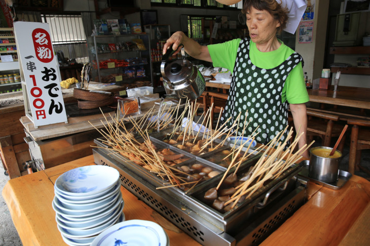 とっても良く味がしみ込んだおでんが1本100円