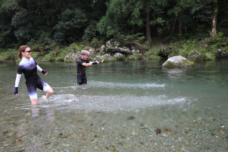 水辺にてバシャバシャタイム つい童心に帰ってしまう魅力が仁淀川にはある