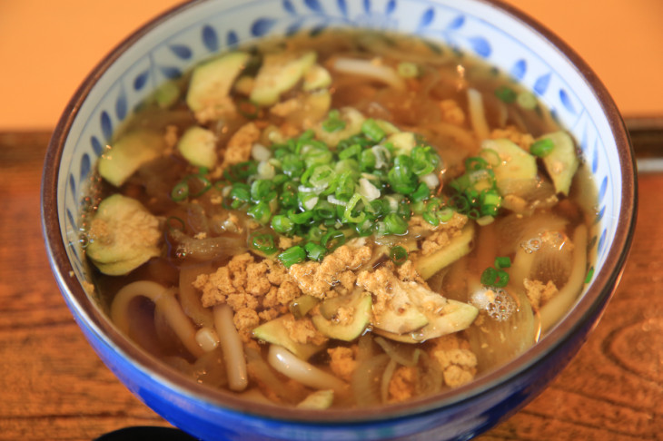 こちらが仁淀川名物ツガニうどん 白いのはりゅうきゅうと呼ばれる野菜 ふわふわしたのがツガニのこごりです