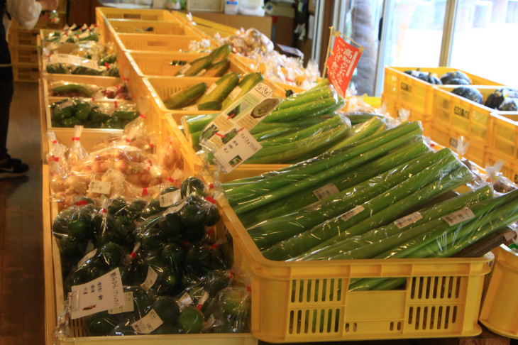 地元でとれた野菜の直売も　レストランで使われている食材でもあるのでしょう