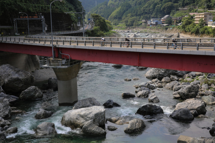 仁淀川を渡っていきます まさに絡み合うような道
