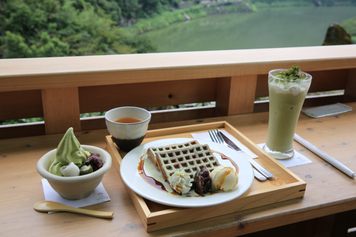 沢渡茶を使った様々なスイーツがいただける