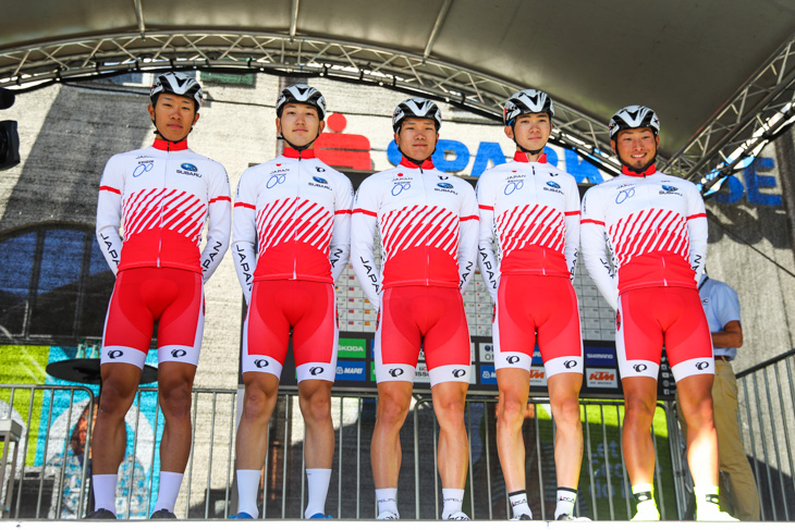 左から松田祥位(EQADS)、渡辺歩(GSCブラニャック)、大前翔(慶應義塾大学)、石上優大(EQADS)、山本大喜(キナンサイクリング)