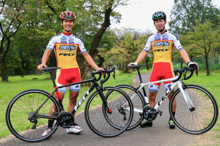 前田公平（左）と岩崎昌雲（右）。弱虫ペダルサイクリングチームに所属する24歳だ