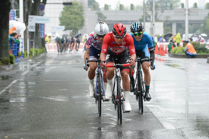 レース序盤、優勝候補の3人が逃げる