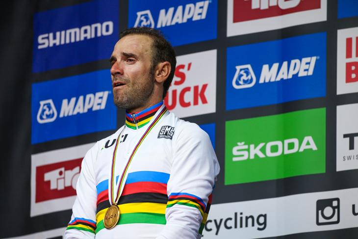 世界選手権ロードレースに優勝したアレハンドロ・バルベルデ(スペイン)もアルカンシェルをまとって来日する