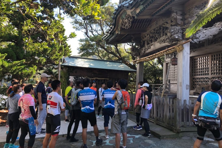 小高い丘の上に置かれた引手力命神社にお参りする