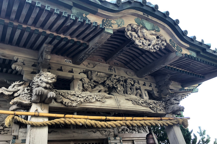 引手力命神社の上部に掘られた天狗たちは、息を呑むほど精巧な細工だ