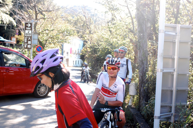 上り坂では参加者の背中を押して「手動アシスト自転車です」とか言っていた窪木選手