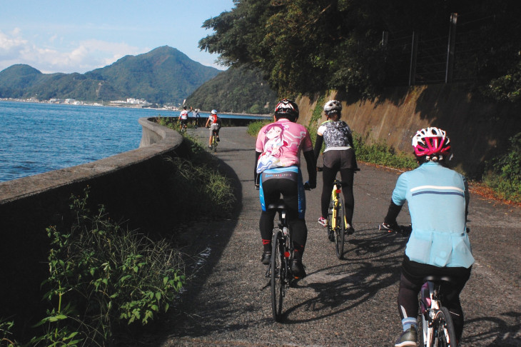 海を真横に車の少ない小道を走っていく。こういうところでは参加者同士のおしゃべりが弾む