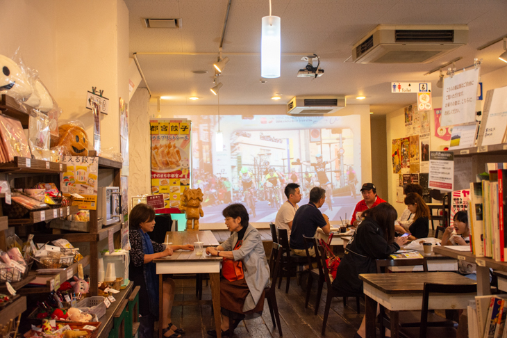 宮カフェ1階のカフェでは過去のジャパンカップの映像が流れている(この日は2014年大会のものが観れた)