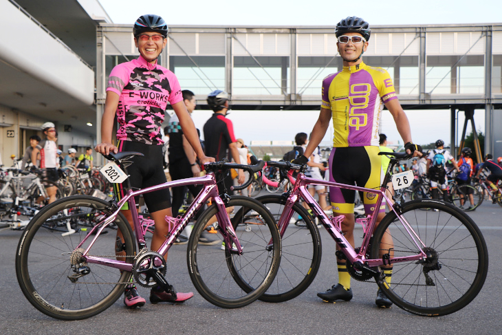 ピンクメッキを施したド派手でエロい”Pinky”バイクを駆るお二人