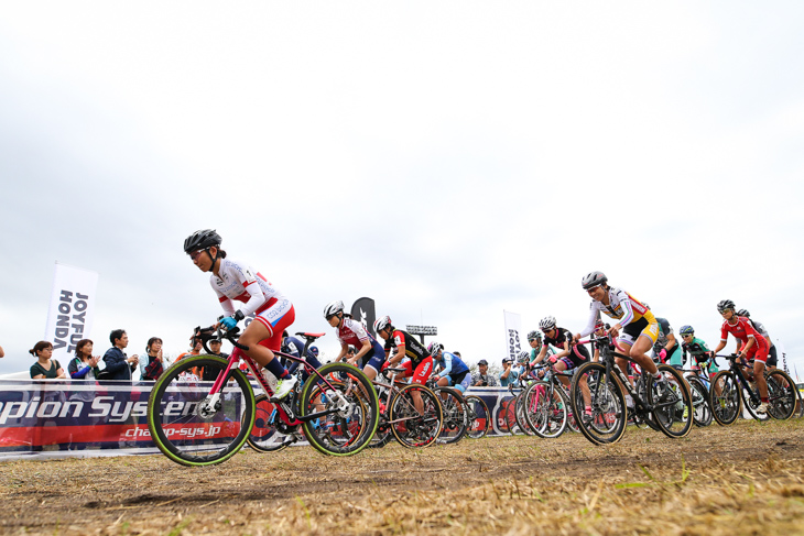 女子エリート 全日本チャンピオンの今井美穂(CO2bicycle)がスタートから先頭に立つ