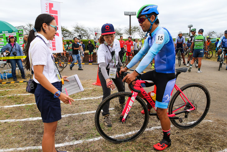 男子エリート　タイヤチェックを受ける土井雪広（AX cyclocross team）