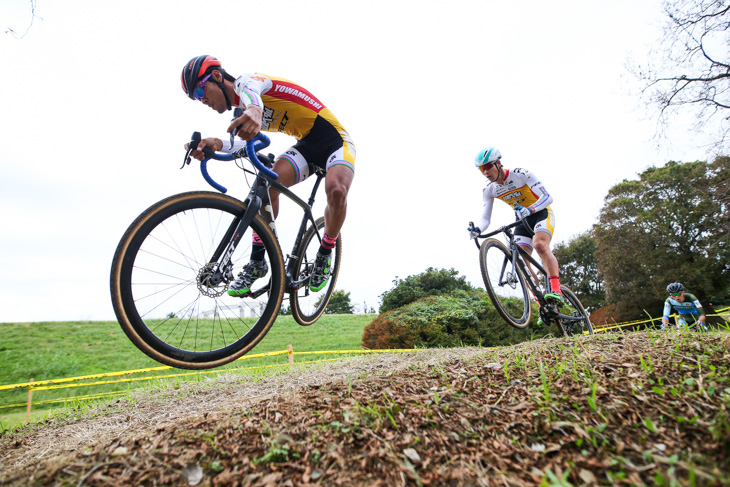 男子エリート　しっかり飛んでいく前田公平と織田聖（弱虫ペダルサイクリングチーム）