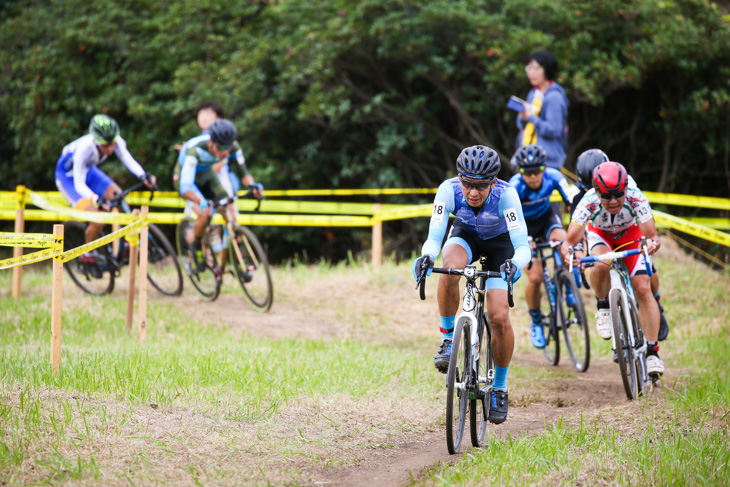 男子エリート　追走パックを形成する合田正之（AX cyclocross team）ら