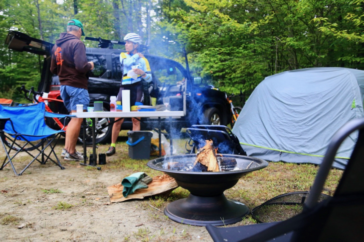 参加者の三分の一は前泊するキャンプスタイル。あちこちから焚き火とコーヒーの香りが立ち上がる