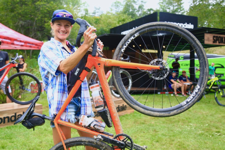 女子カテゴリーで優勝したティナ。やっぱり愛車はSUPERXだ